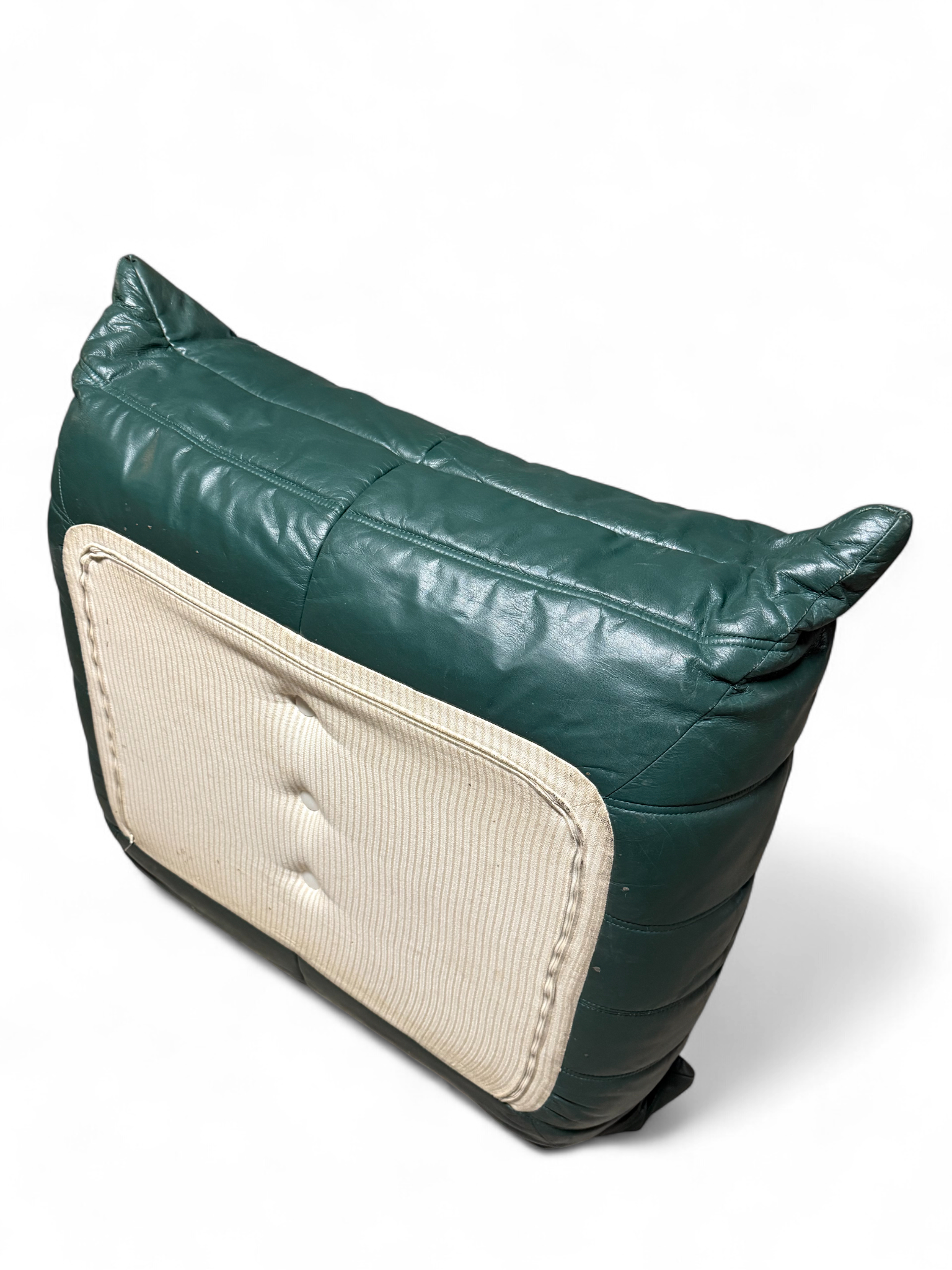 Pouf Togo cuir vert sapin – Michel Ducaroy pour Ligne Roset