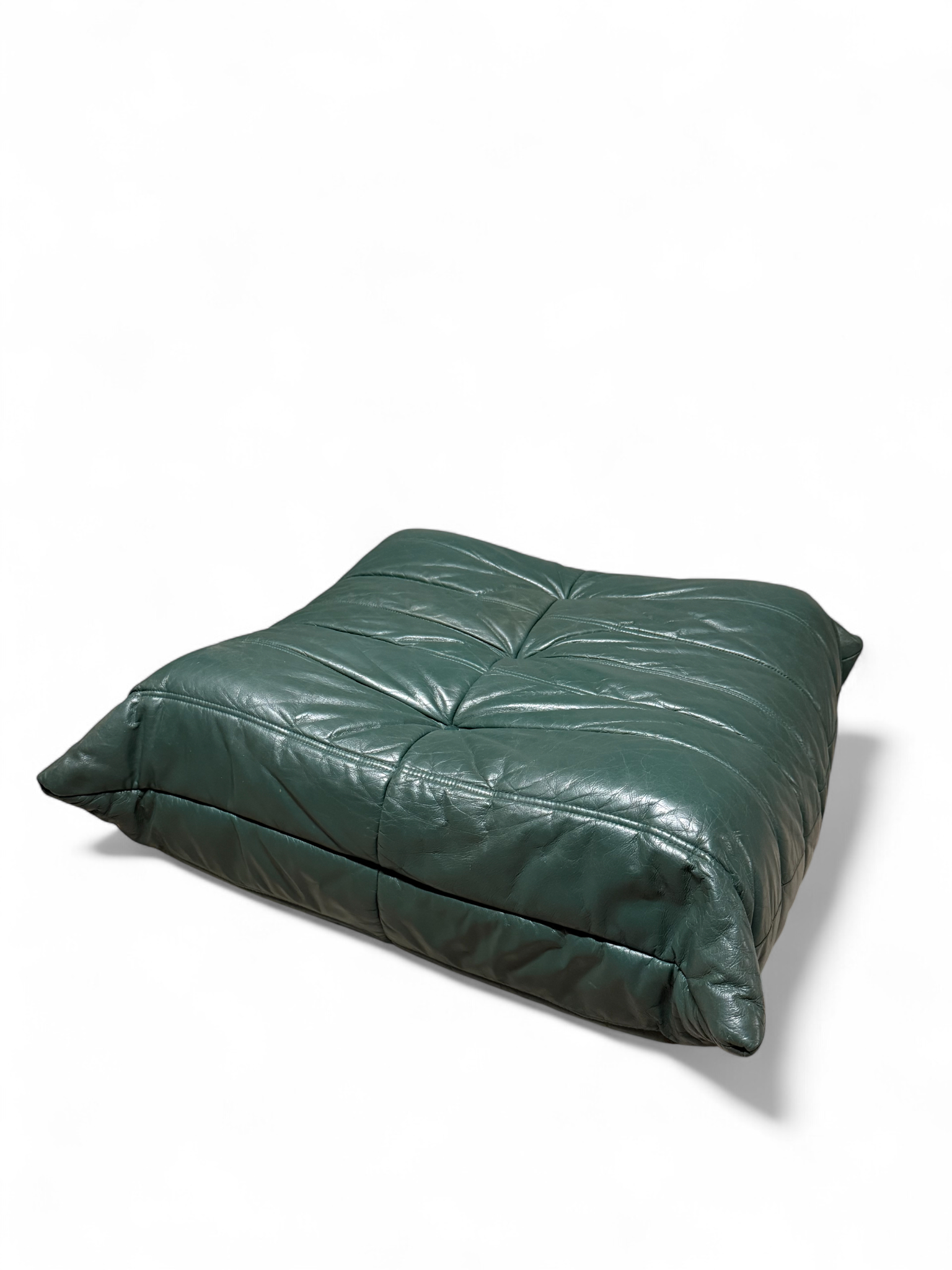 Pouf Togo cuir vert sapin – Michel Ducaroy pour Ligne Roset