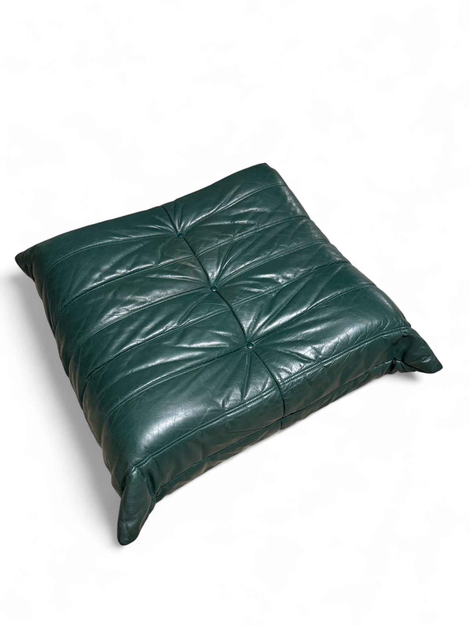 Pouf Togo cuir vert sapin – Michel Ducaroy pour Ligne Roset