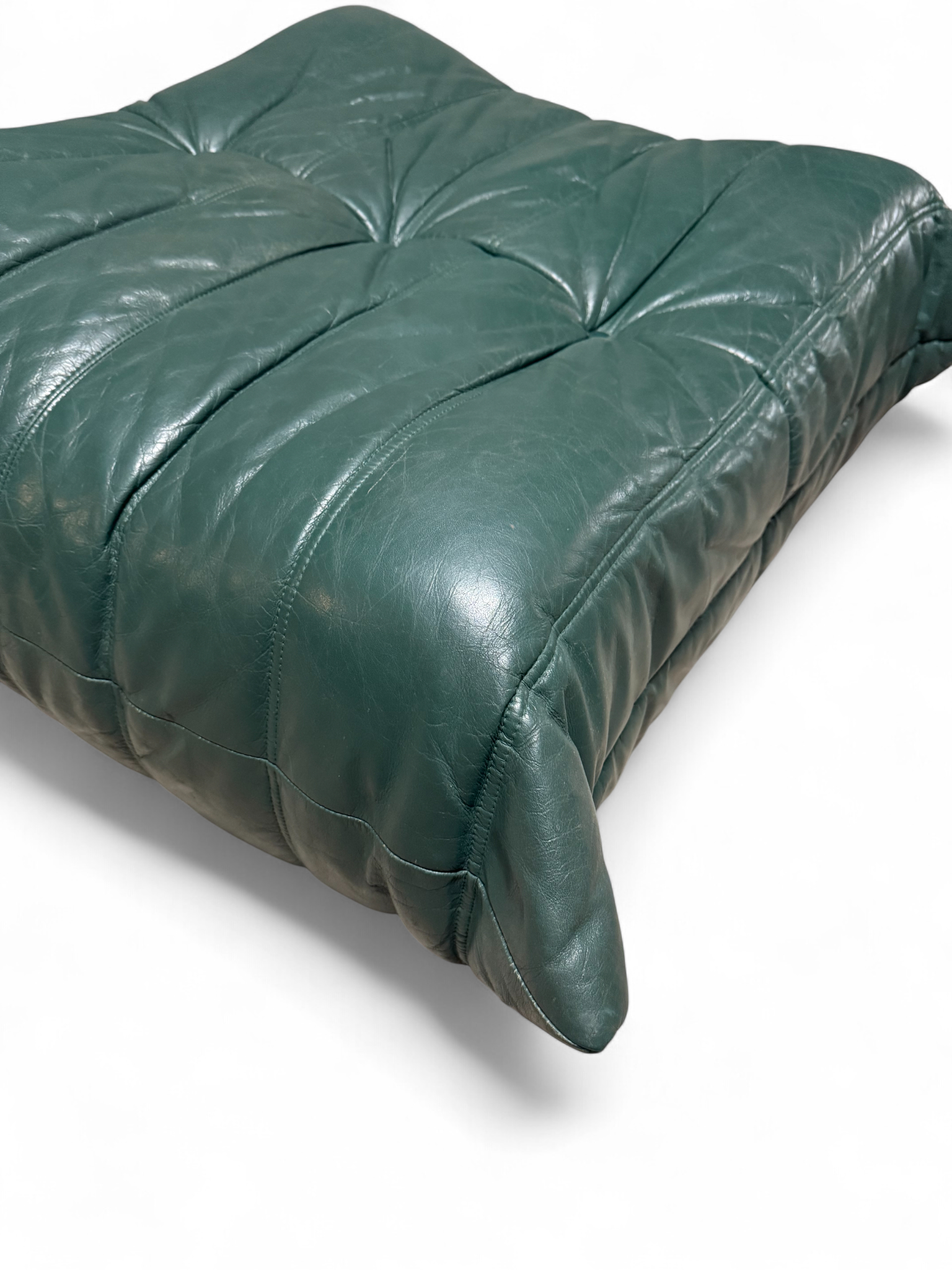 Pouf Togo cuir vert sapin – Michel Ducaroy pour Ligne Roset