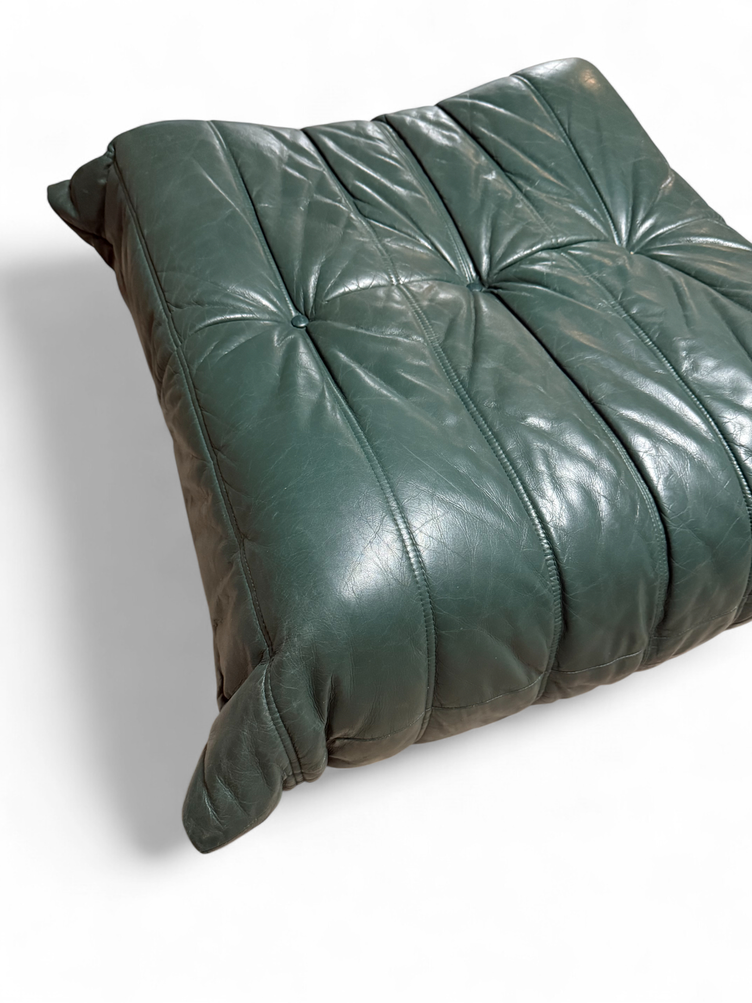 Pouf Togo cuir vert sapin – Michel Ducaroy pour Ligne Roset