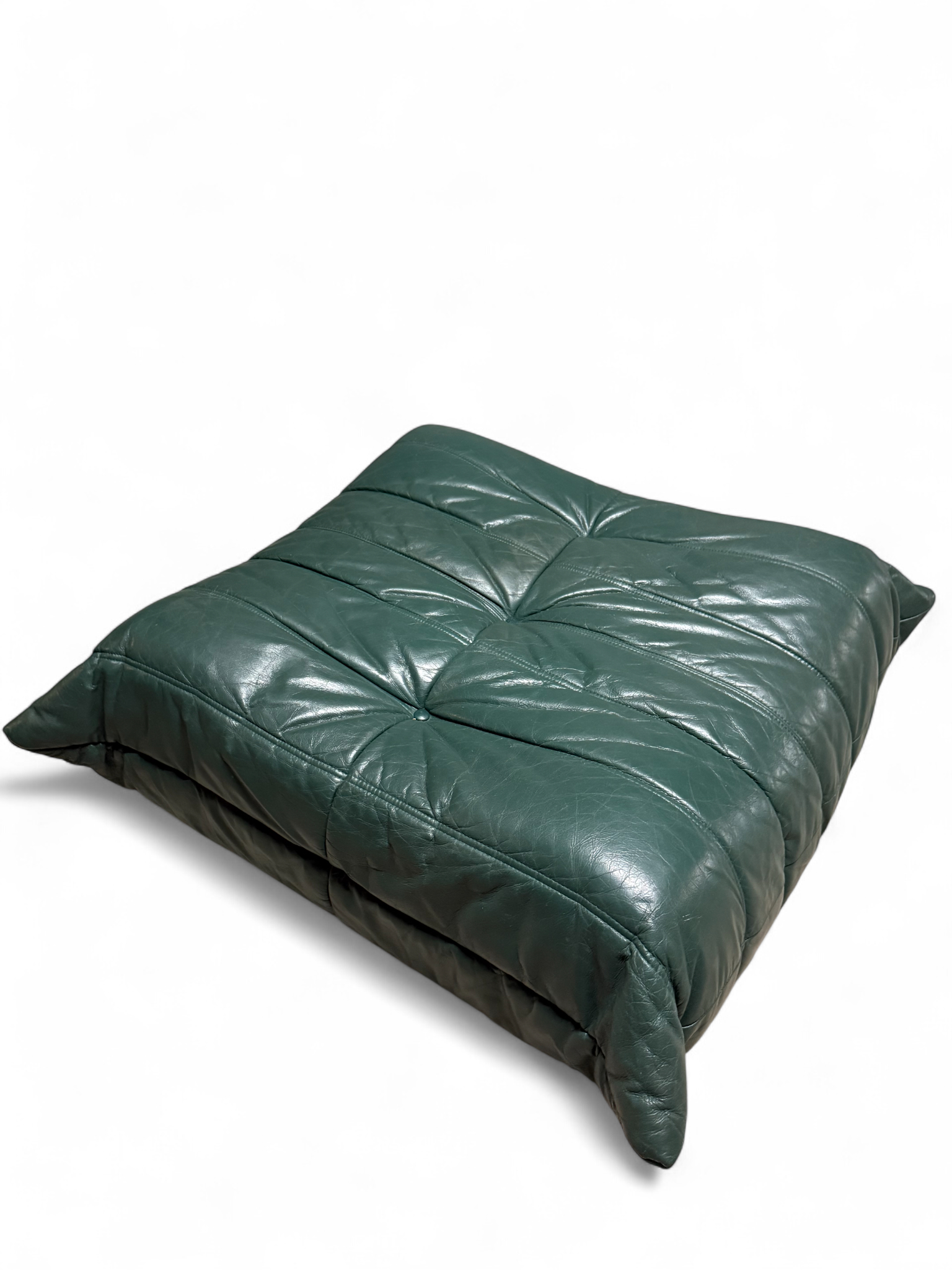 Pouf Togo cuir vert sapin – Michel Ducaroy pour Ligne Roset
