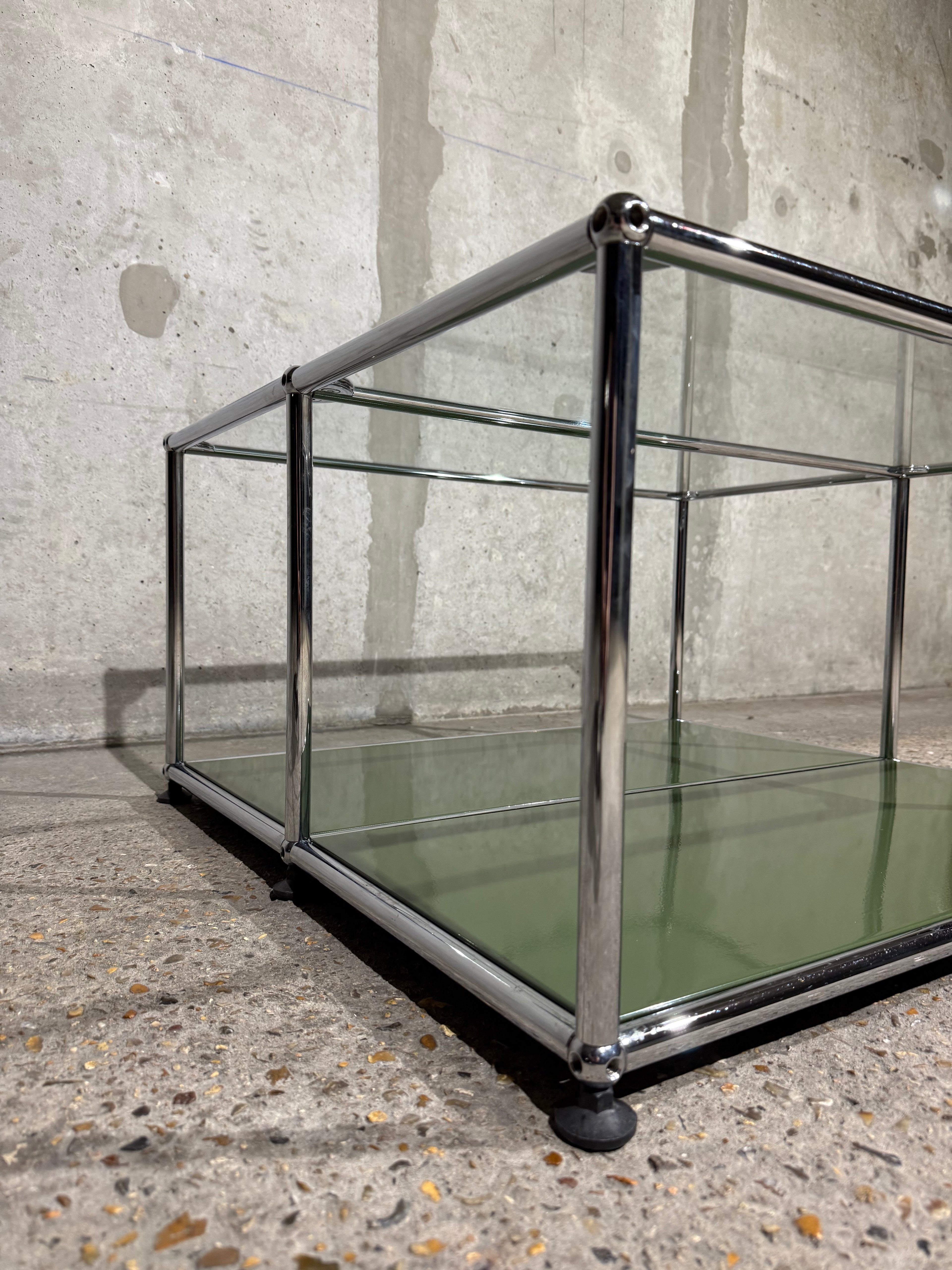 Table basse USM Haller – Vert olive avec plateau en verre