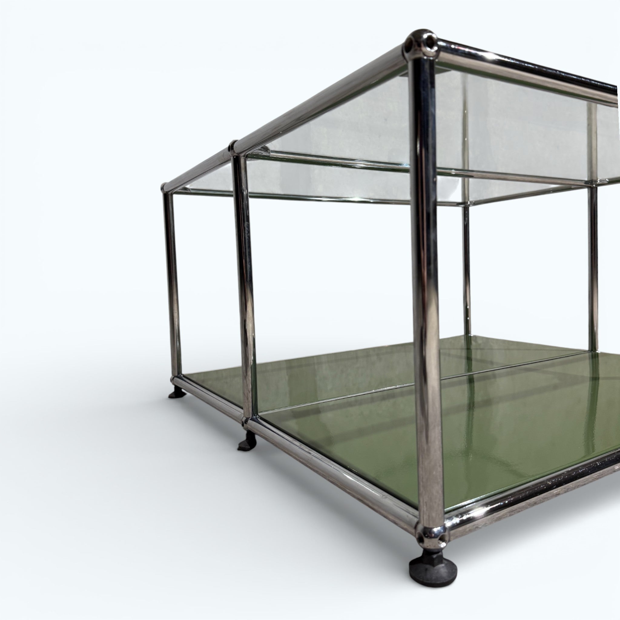 Table basse USM Haller – Vert olive avec plateau en verre