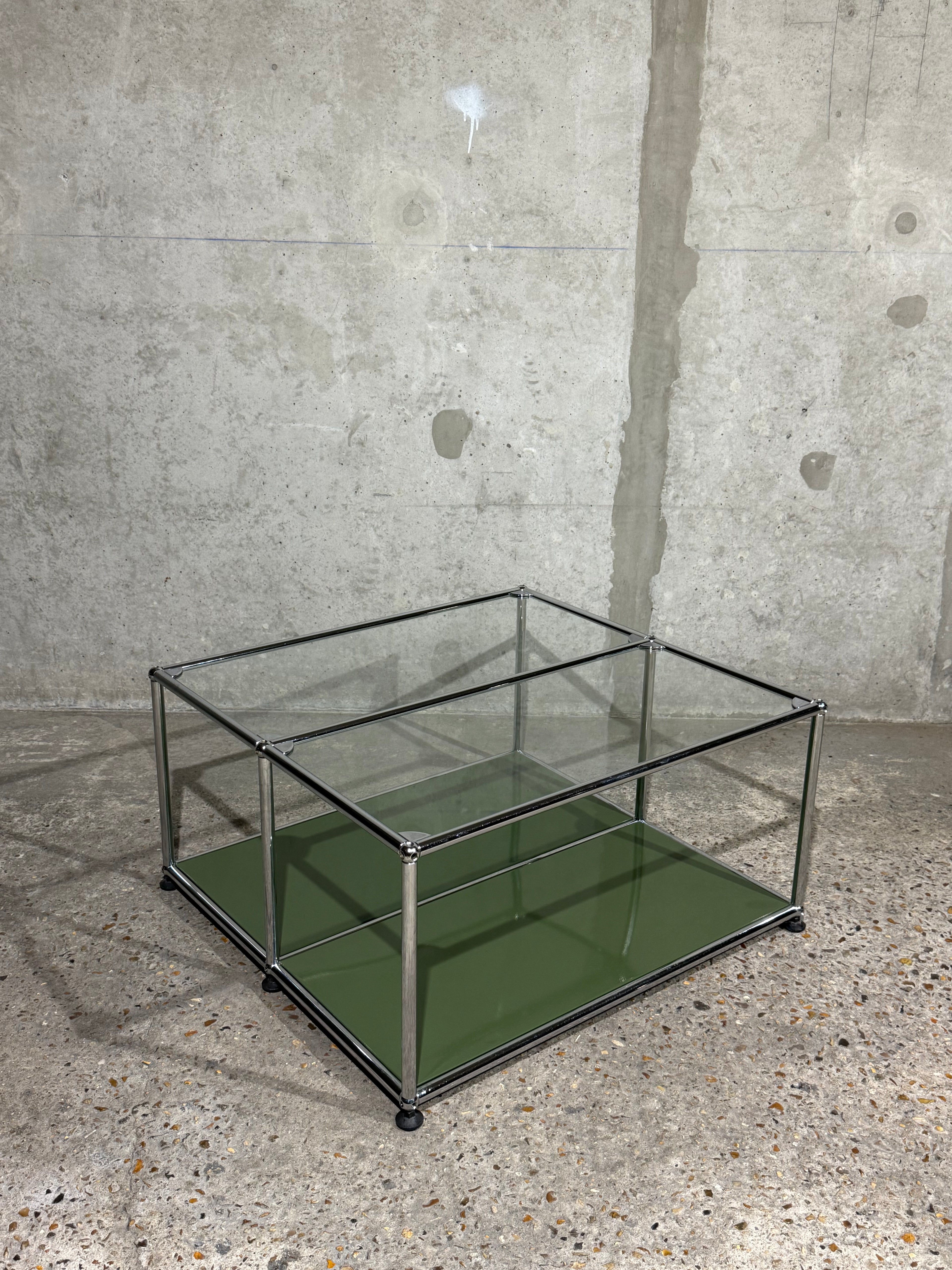 Table basse USM Haller – Vert olive avec plateau en verre