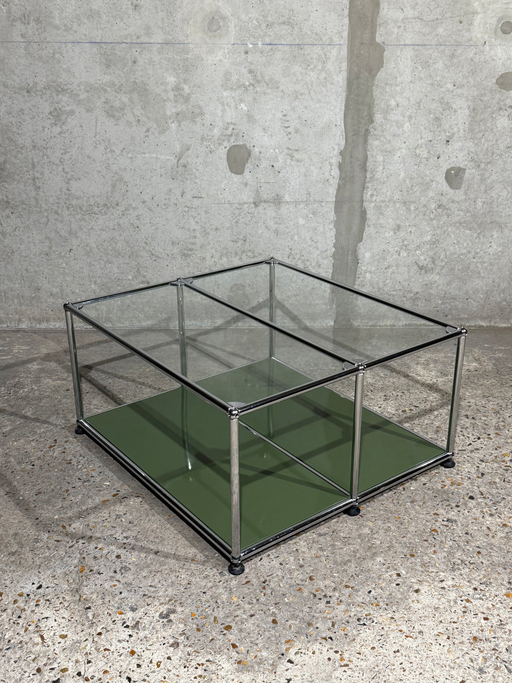 Table basse USM Haller – Vert olive avec plateau en verre