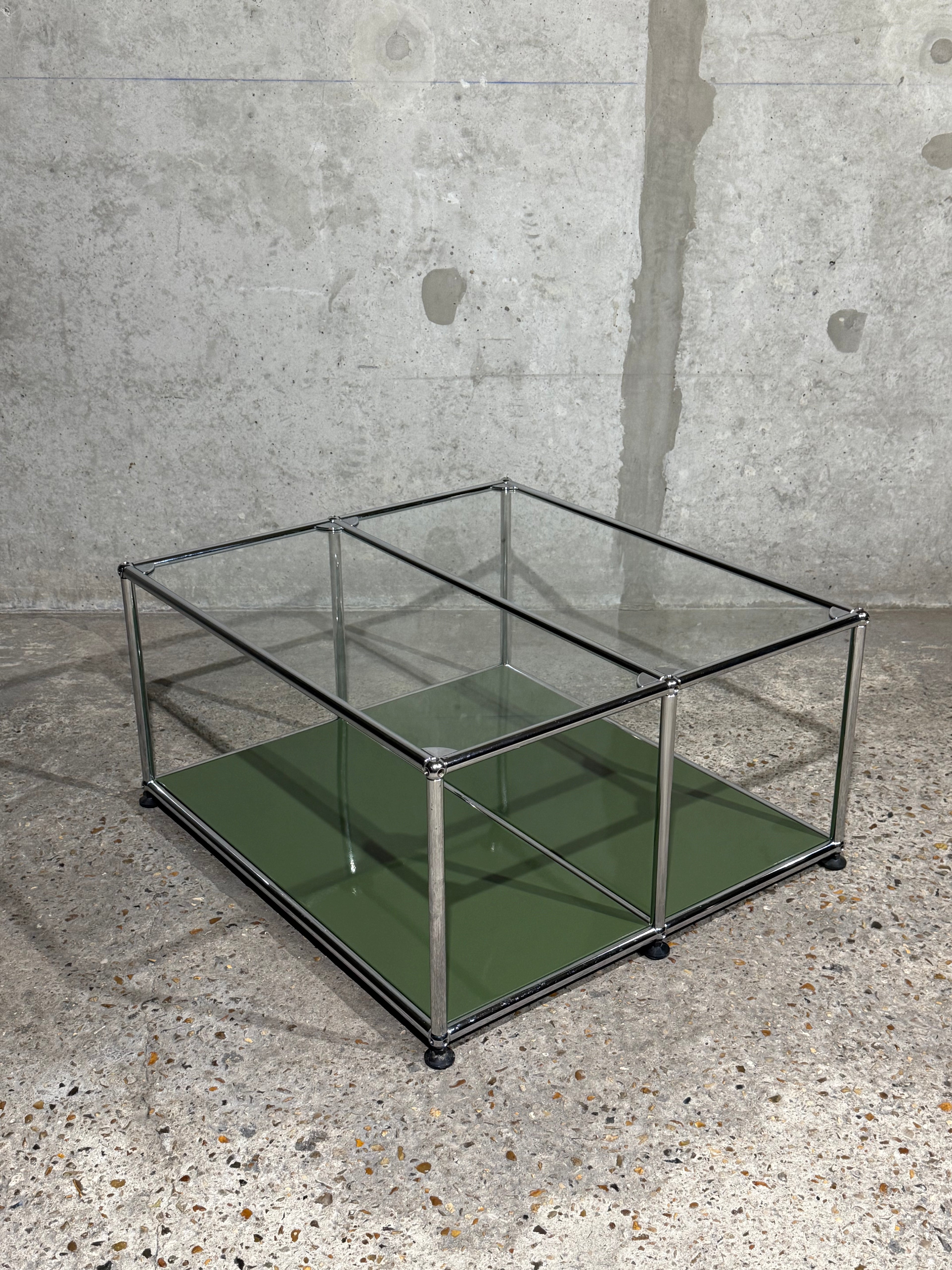 Table basse USM Haller – Vert olive avec plateau en verre