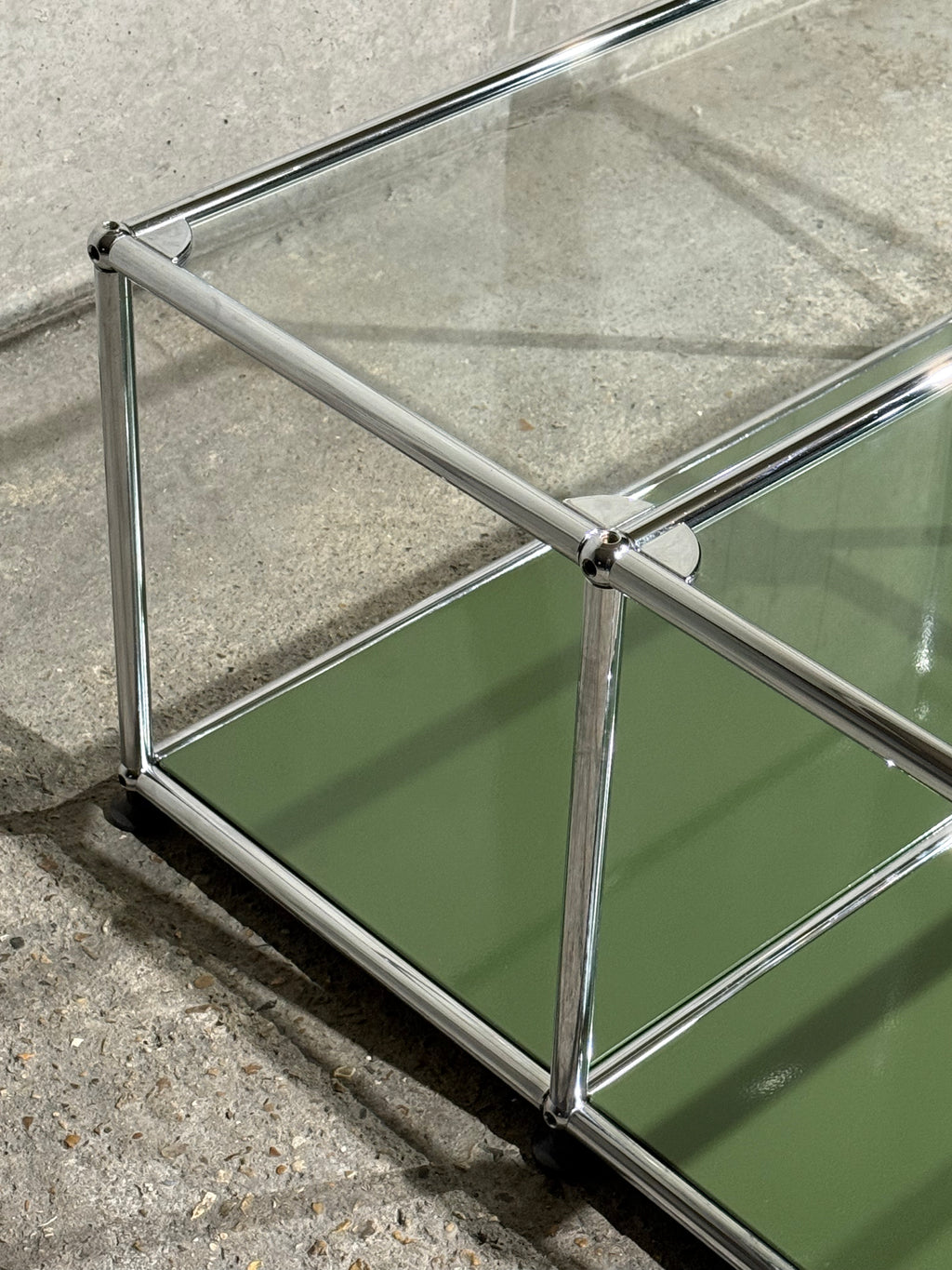 Table basse USM Haller – Vert olive avec plateau en verre