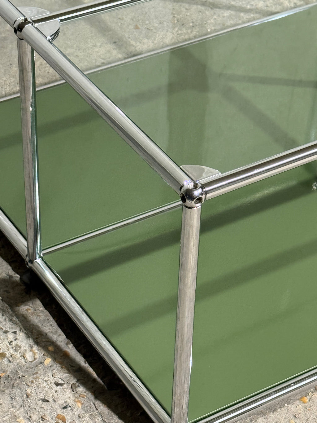 Table basse USM Haller – Vert olive avec plateau en verre