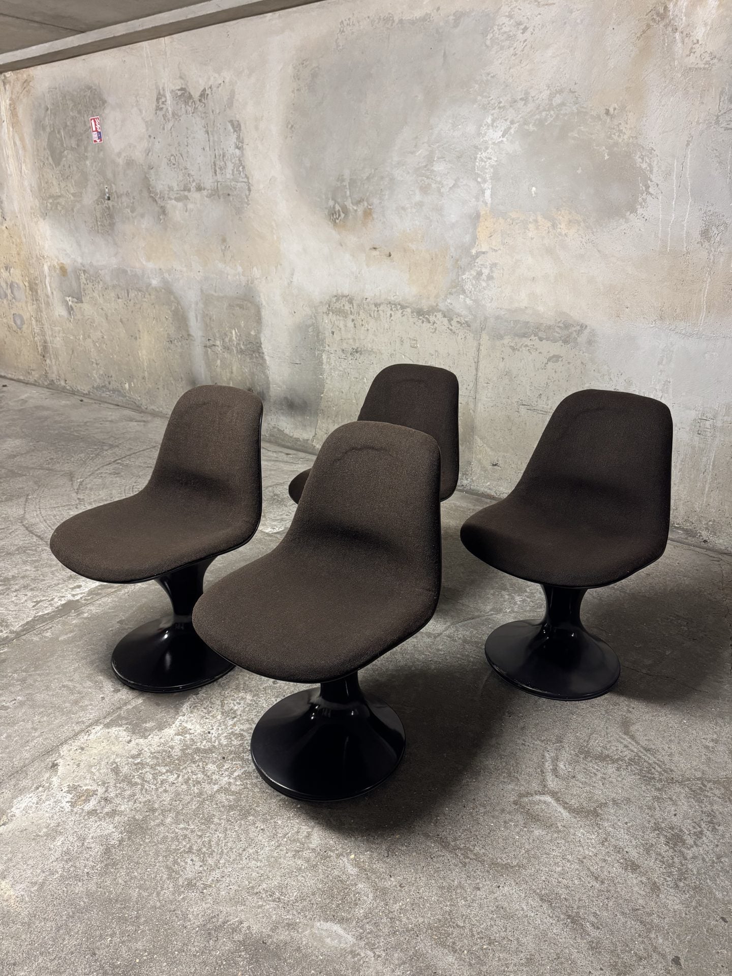 Quatre chaises vintage à pied tulipe dans l'atelier-dépôt LAPIERRE MARKET, au nord de Paris