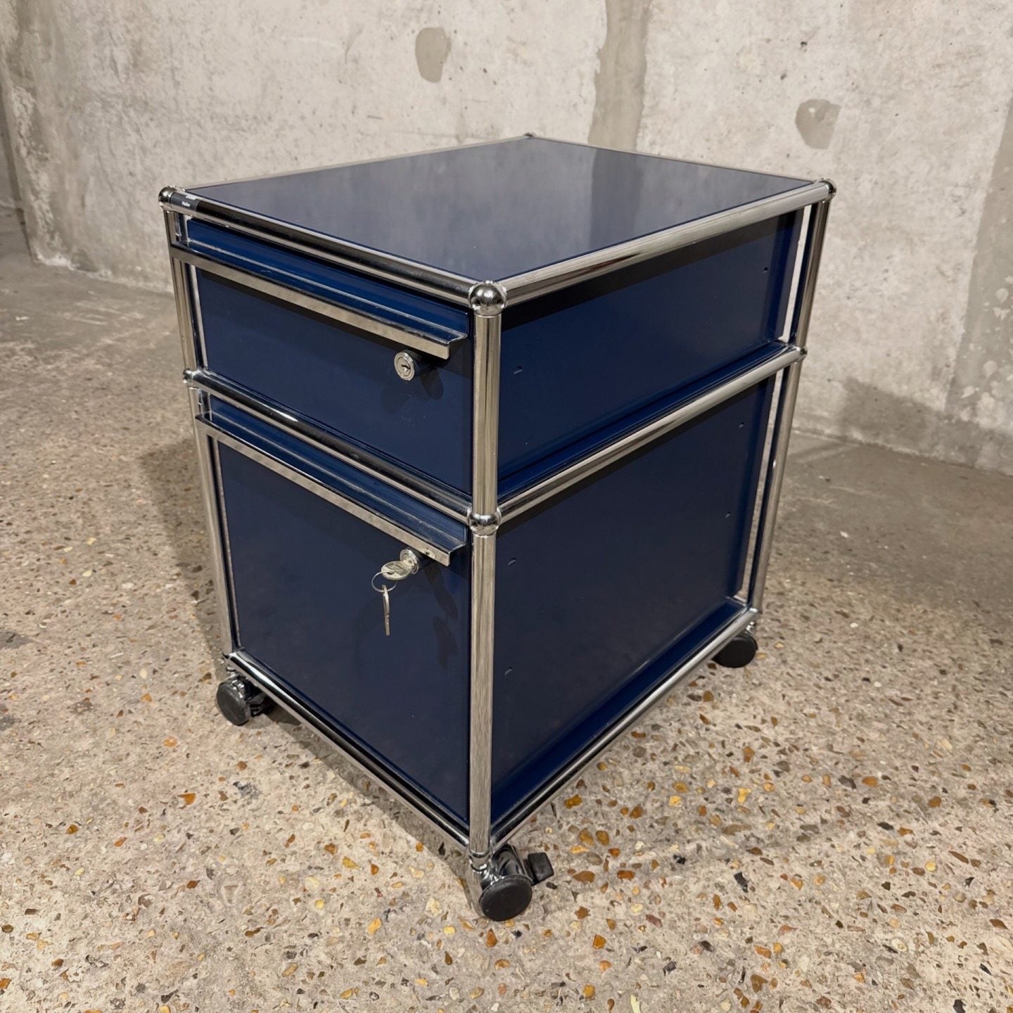Caisson USM Haller bleu à roulettes